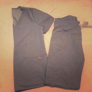 FIGS women’s scrub set